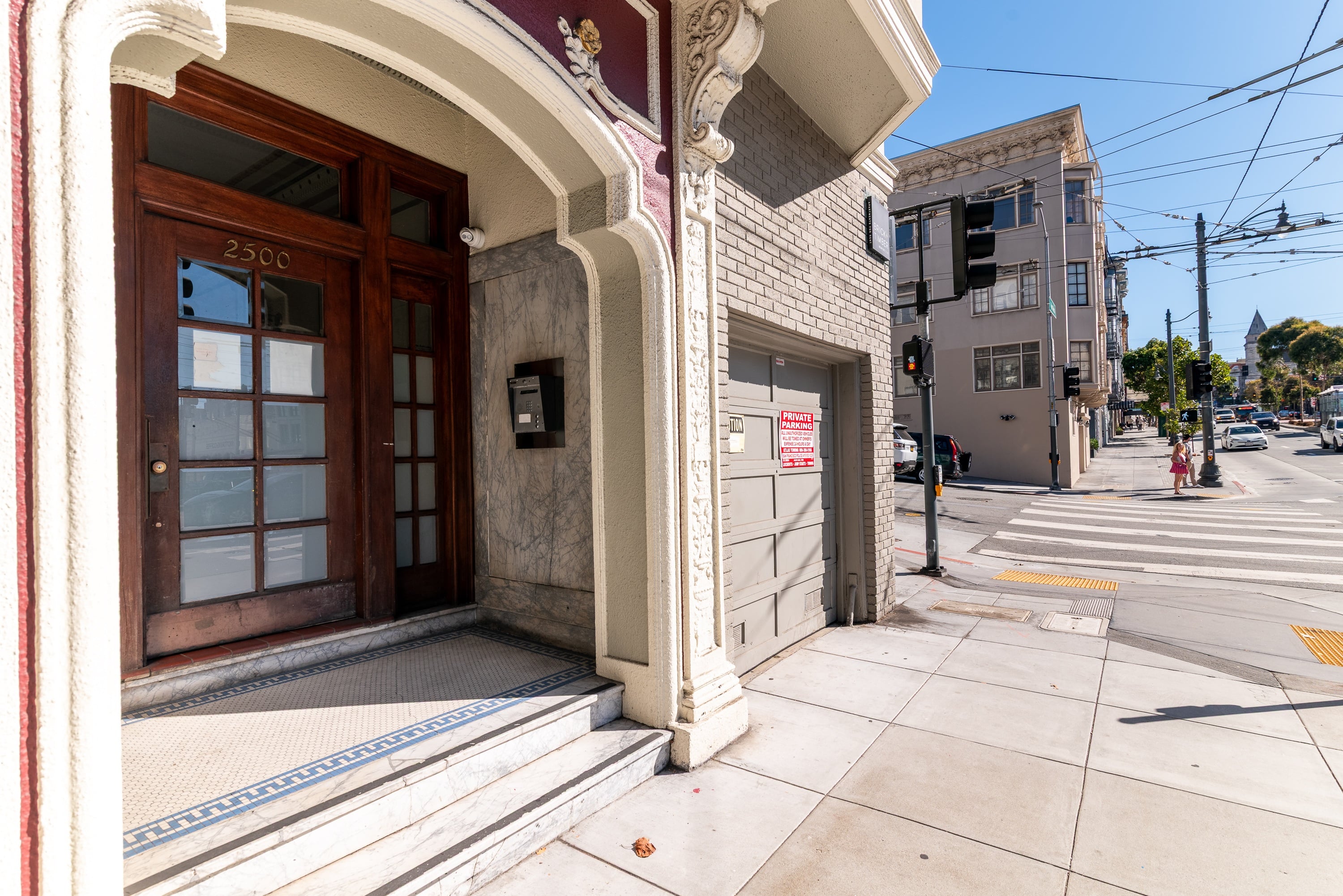 A building with a brown door and a sign that says "2500" on it.